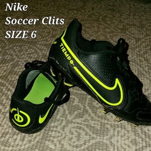 Soccer shoes